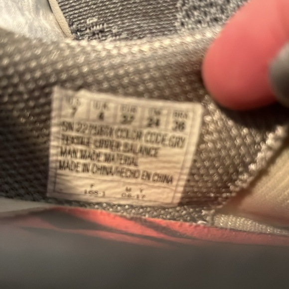 Skechers ladies Memory Foam slip on sneakers Gray w/ pink Sz 7 s/n22758TX EUC - Picture 5 of 7